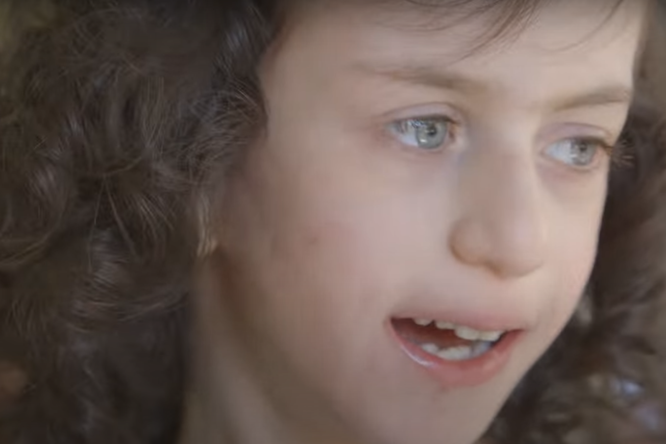 Uma, una bambina che affronta la sindrome di Phelan McDermid