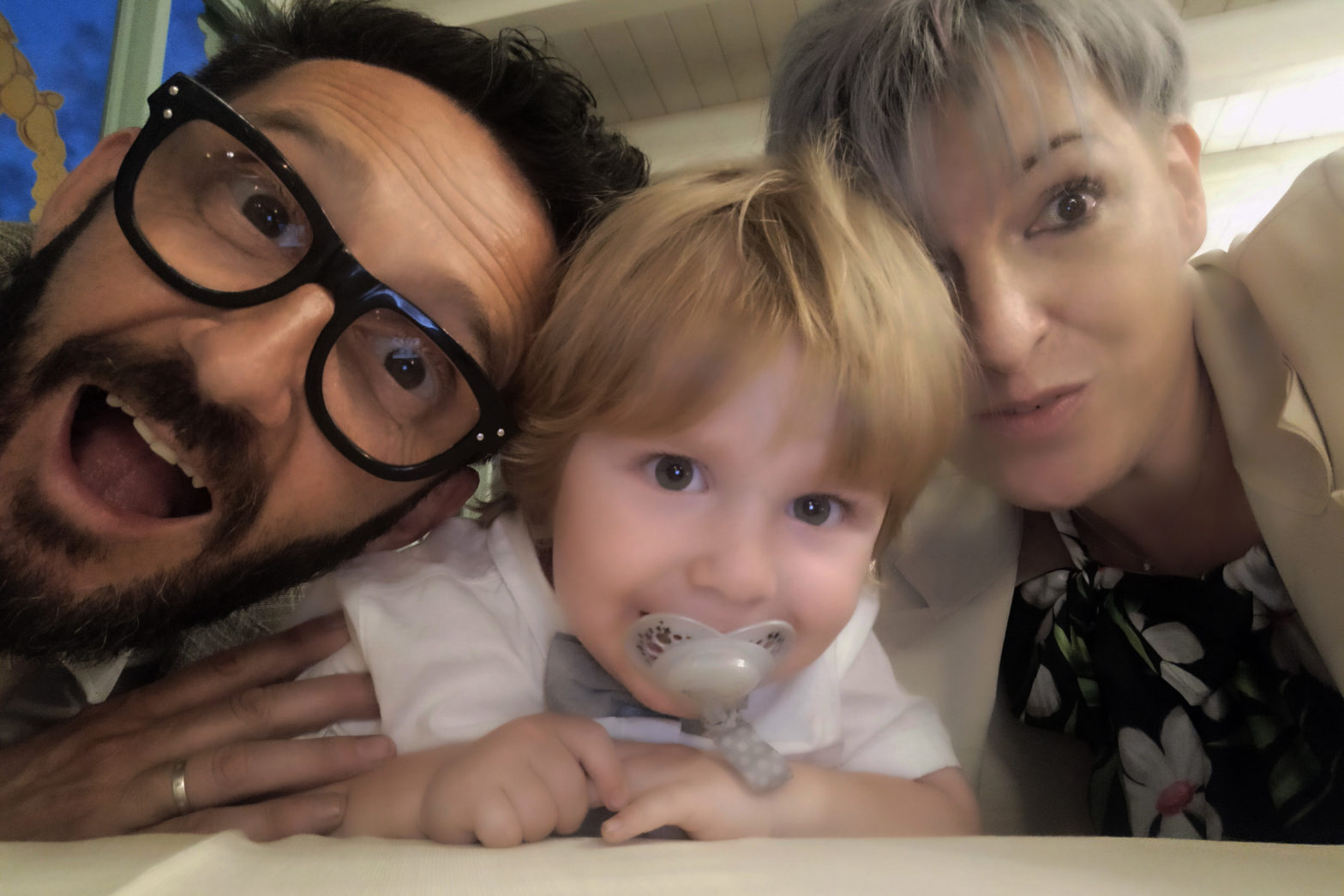 Lorenzo insieme a mamma Chiara e papà Federico