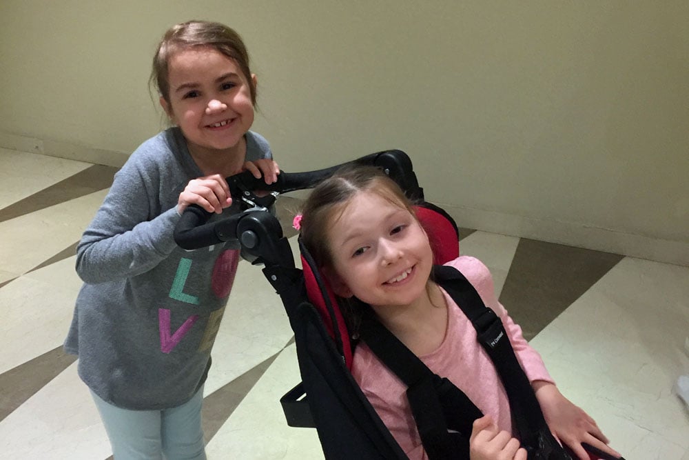 Ava ed Ella, due bambine trattate per la leucodistrofia metacromatica