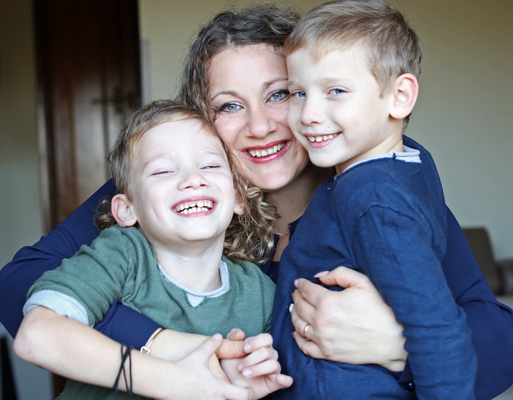 Mamma Sara con i suoi figli Francesco e Costantino, che affrontano la fibrosi cistica