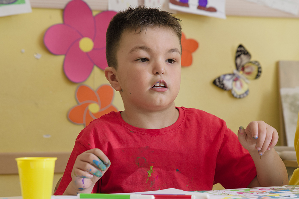 Giorgio, un bambino con sindrome di Arnold Chiari e BIS, mentre è a scuola
