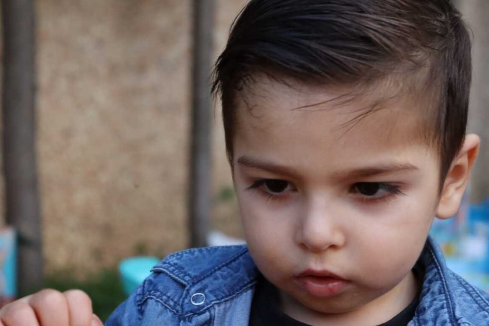 Dylan, un bambino che affronta la sindrome di Dravet.