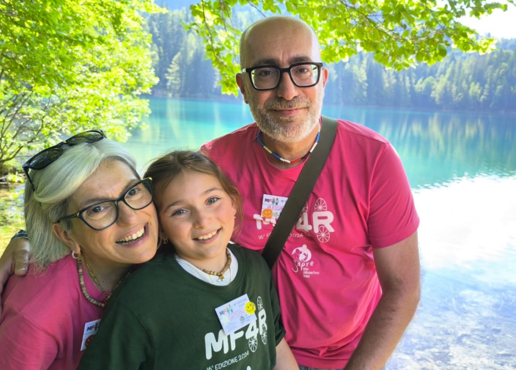 Caterina, con la sua mamma e il suo papà, Alessandro e Deborah. 